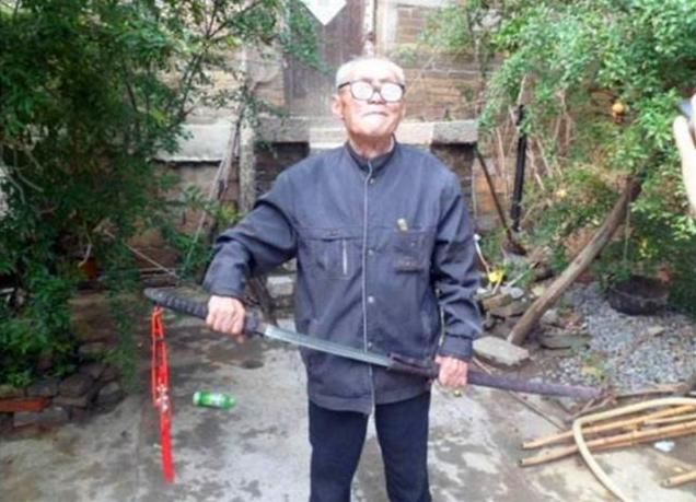 老人|抗战老兵缴获一把日本军刀，日本想出3000万买回，老人一口回绝