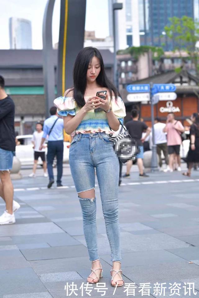 身材|一字肩紧身上衣，搭配破洞牛仔裤，时尚感满满