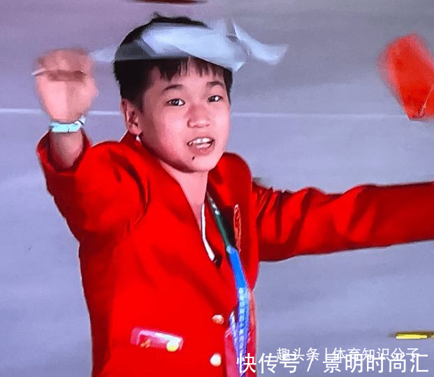 中国跳水队|领导给全红婵献花!14岁天才接过花不停瞅,红姐把领导“晾”一边