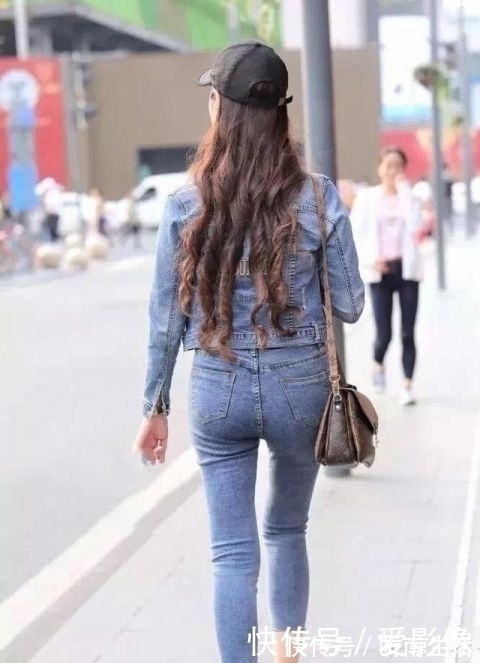 街拍|街拍美女:小姐姐发型是螺旋卷发,集一身牛仔走路带风!