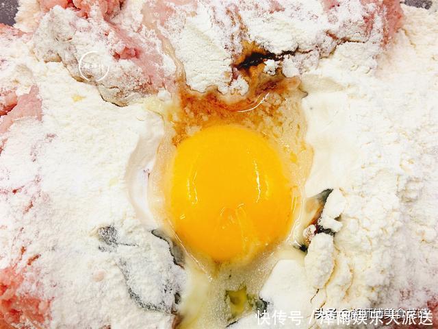 炸肉丸时,放淀粉是大忌!厨师长:牢记3点,肉丸不散,还没腥味