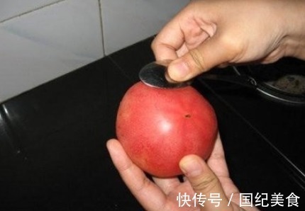 西红柿去皮最忌用开水烫,教你2个小妙招,快速去皮营养不流失!