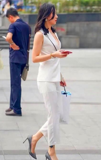 小姐姐|街拍美女：御姐风情的紧身裙小姐姐，穿搭出不一样的优美味道