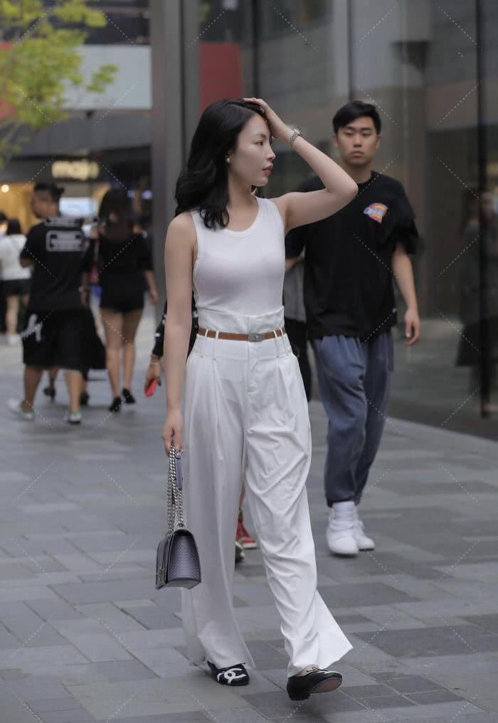 时尚达人的穿搭方式就是特殊,紧身衣搭配高腰裤子,时髦的气质