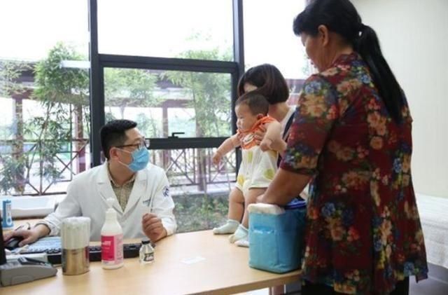 喂奶|宝宝喝完奶后“很乖”,奶奶却看出不对劲,及时出手救了孩子一命