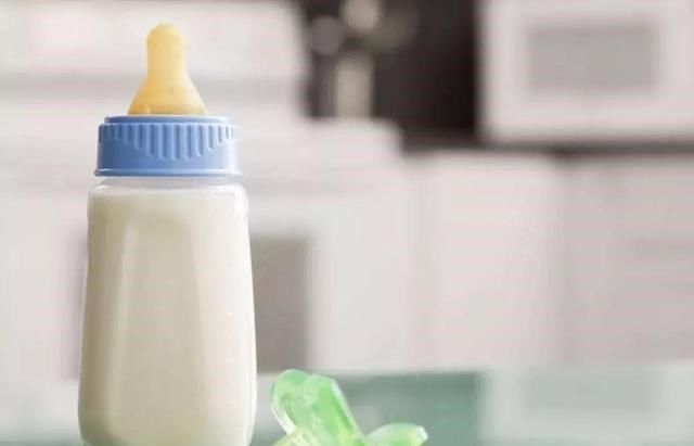 母亲|宝妈过度溺爱孩子,8岁了坚持喂母乳,网友:这是在养个巨婴吗