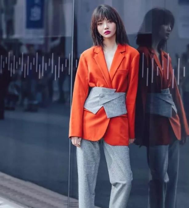  大气|街拍：靓丽的美女，黑色连衣裙外搭卡其色风衣，时尚大气