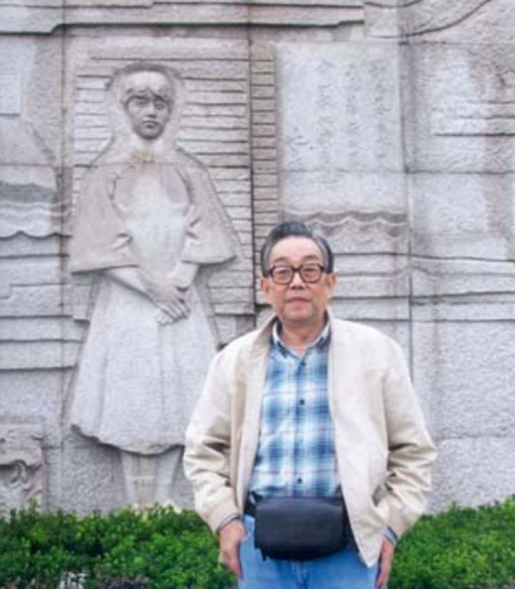 冰心到底做错了什么,墓碑惨遭亲孙子泼红漆,被骂枉为人表