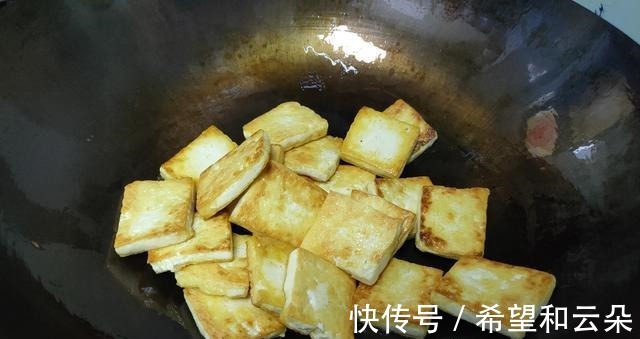 豆腐和这菜是绝配，冬天吃最香，简单一炖，好吃又有营养！