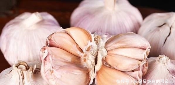 吃不完的大蒜,不要再放冰箱了,教你一招保存技巧,不干瘪不发芽