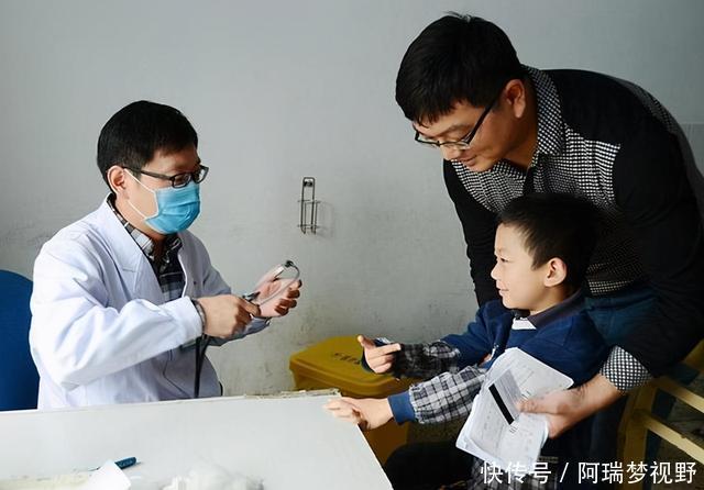 自作自受|儿子深夜发高烧,医院排800多号,宝妈心急投诉,医生:自作自受