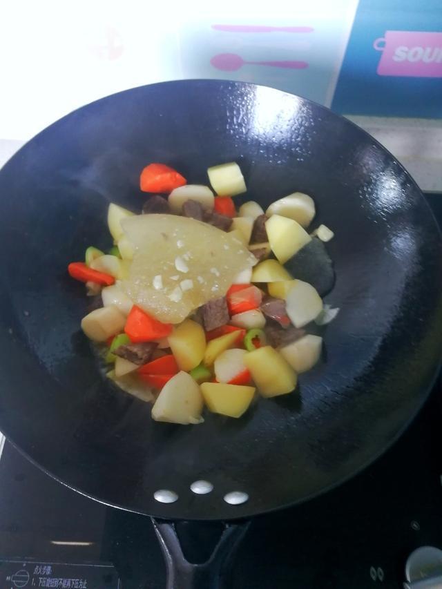 我和孩子的午餐简单做,八样食材一锅煮,端上桌,孩子却说太丰盛