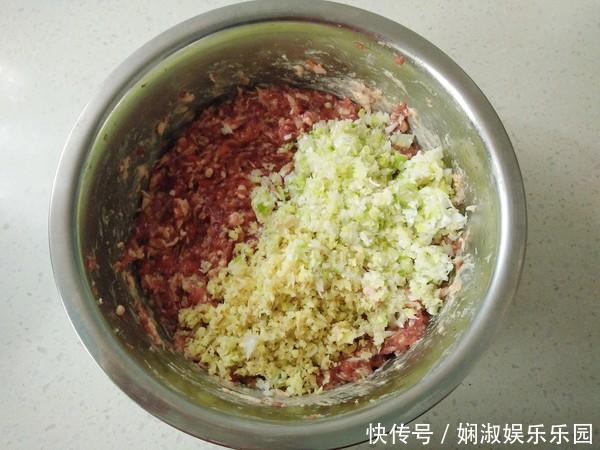 饺子里加什么最香？很多人都不知道，教你1招，保证鲜香多汁