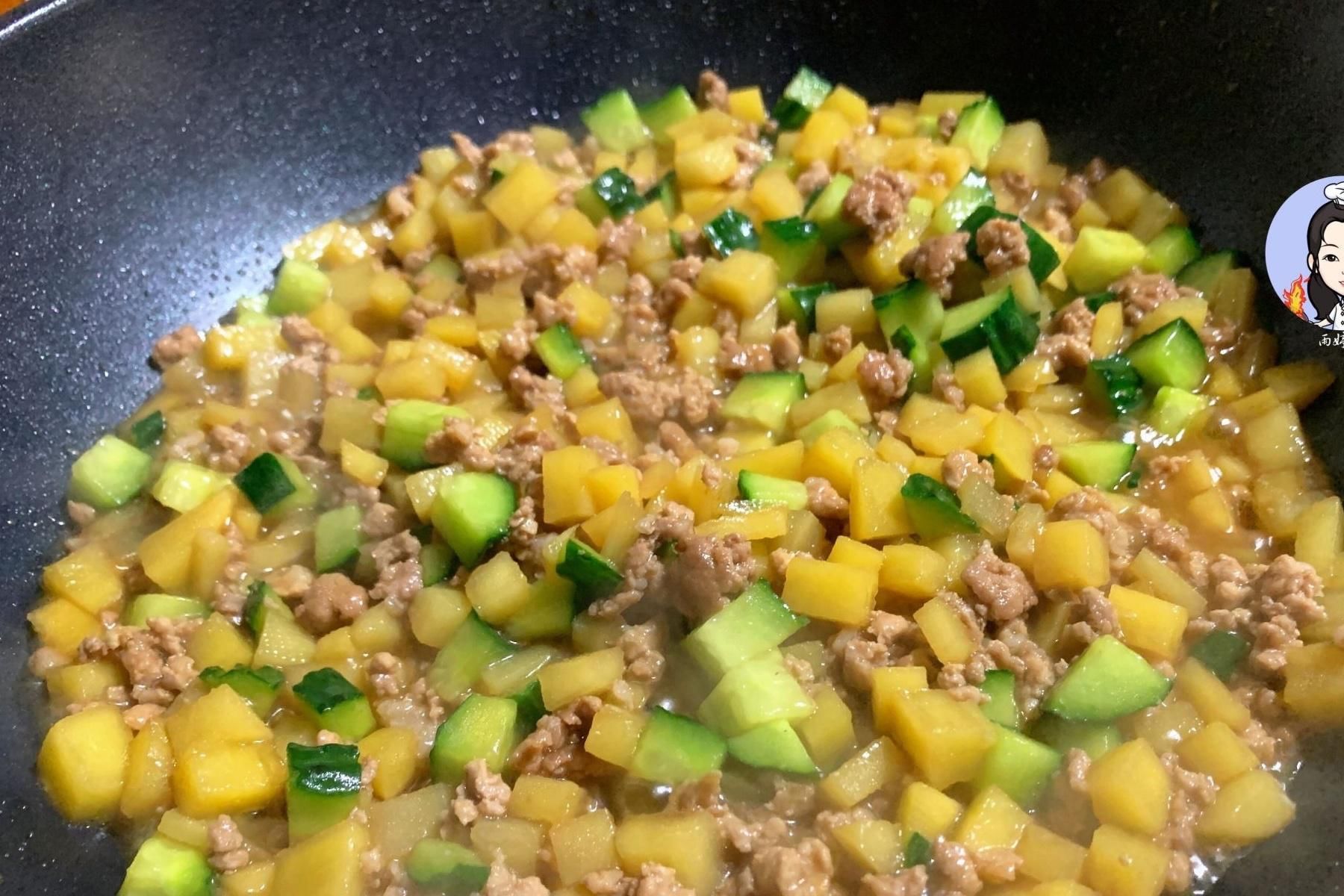 家常菜|这3种食材一起炒实在是太香了，开胃下饭又营养，好吃又好做