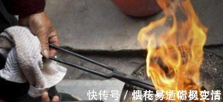 李师傅|男子用一把火钳给客人理发,头发都被烤糊了,排队的人却很多!