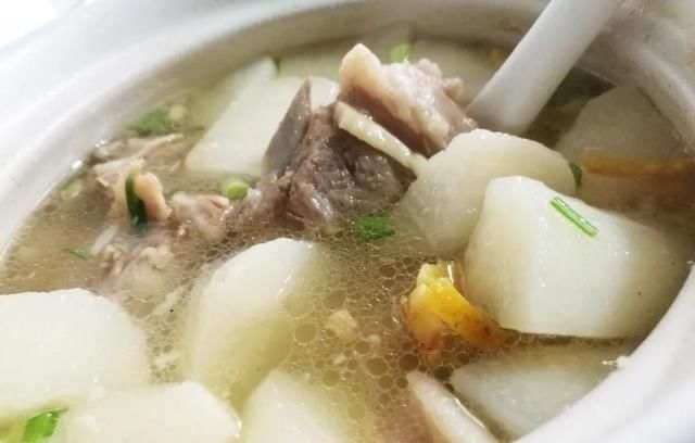 冬至|炖羊肉汤不要花椒、大料和料酒，加这两样味道鲜美，还没羊膻味!