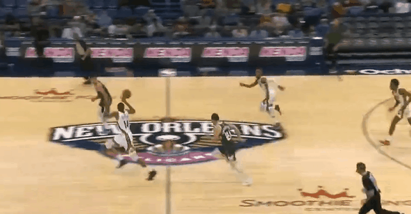 扣籃|英格拉姆快攻扣籃，鵜鶘已經(jīng)領(lǐng)先10分，雄鹿暫停