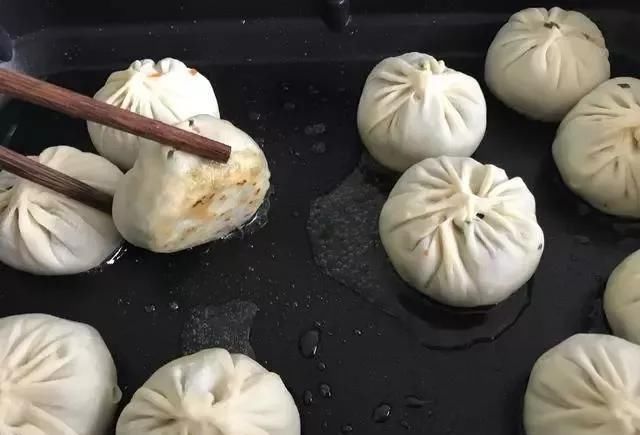 调韭菜馅就怕包着包着韭菜出水,教你一个小妙招,放多久都不没事