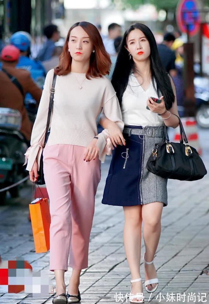 街拍|街拍美女:美丽的闺蜜一起逛街,感觉穿裙子的小姐姐颜值要高一点哦