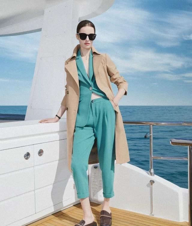 肩宽、脖子短的女生，如何挑选上衣？“一分为二、弱化肩线”就行