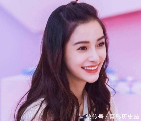 蔡徐坤 “跑男”在三亚录节目,别的嘉宾穿得很清爽,就蔡徐坤穿羽绒服