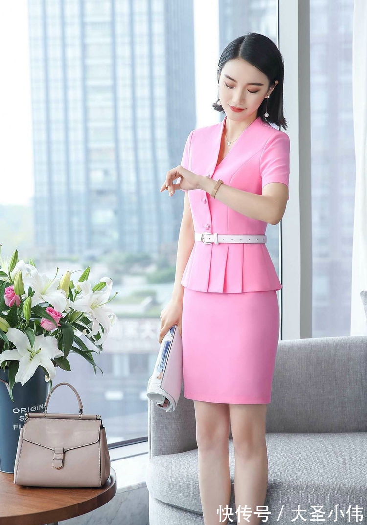 v领|美女街拍:粉色的套装很是甜美减龄,搭配一双白色的高跟鞋,知性又优雅