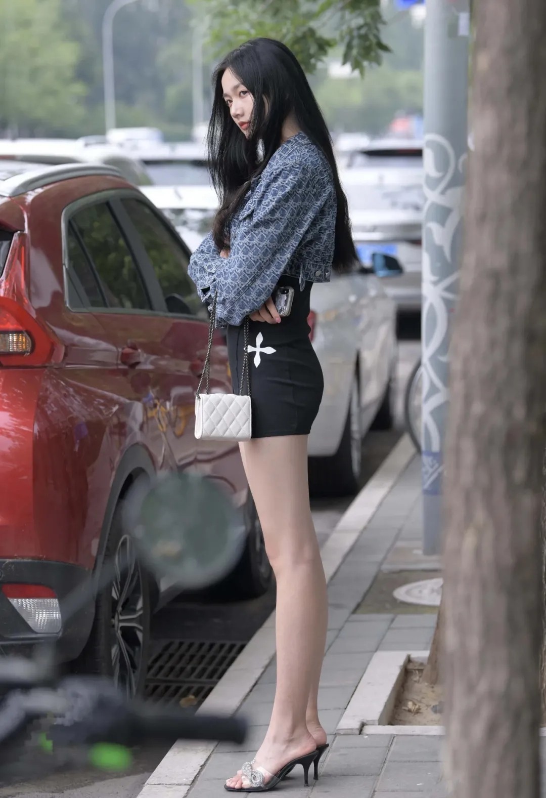 连衣裙 时髦女生讲究穿搭简单又亮眼,学会连衣裙搭配方式,尽显清新优雅