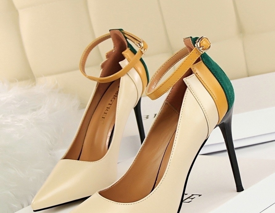 夜店 女人身材丰满,就要穿这种高跟鞋,性感妩媚,显高显瘦,贼美