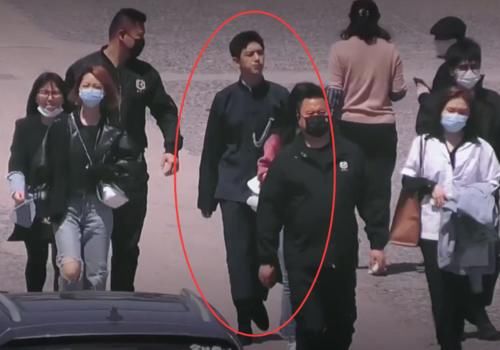 《极限挑战》新一轮录制路透，邓伦生图帅气，我却对霸气李现着迷