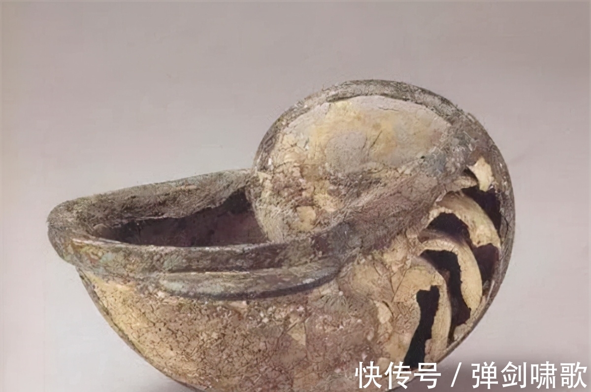 酒具!古墓中出土一杯酒,杯中的酒怎么喝都喝不完,X光一照才发现原因