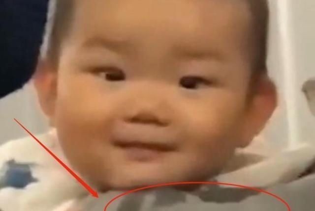 叮叮|“馋猫宝宝”高铁上看到有人吃东西,流了爸爸一肩膀口水,太萌了