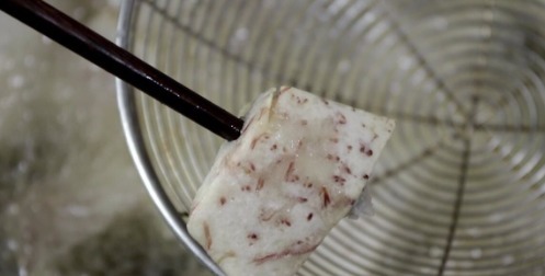 香粉|芋头这样做最好吃,一炸二炒两步搞定,外皮酥脆,内里咸香粉糯