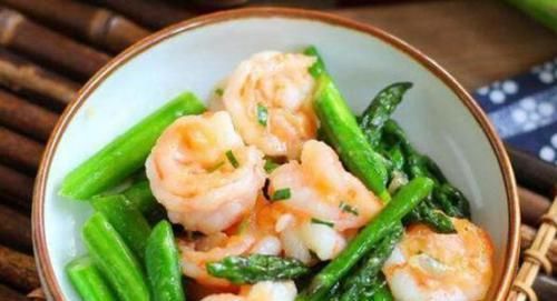 女性到了中年，坚持吃三种美食，祛皱嫩肤，延缓衰老，呵护子宫