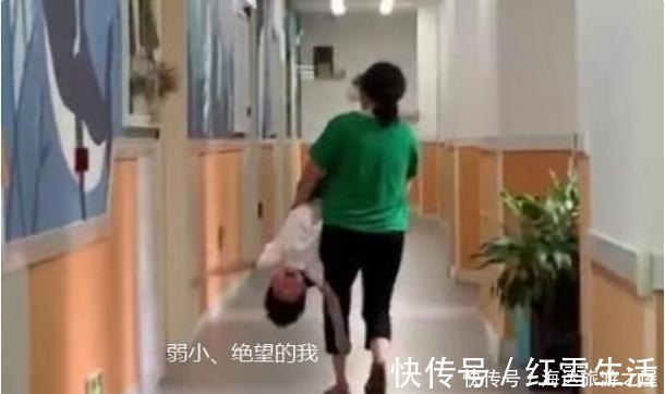 奶奶|孙子耍赖不去幼儿园,被奶奶“无情”拎起,网友一招收拾两代人