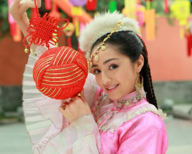 正在热播的《十二谭》女主古力娜扎,早前参演《新还珠格格》的麦迪娜