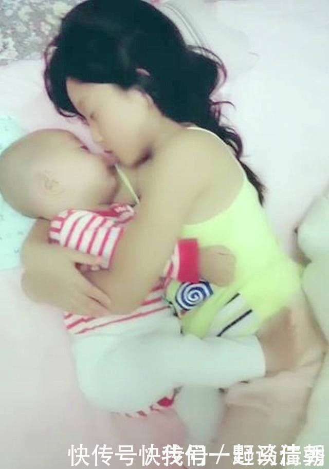 妈妈|以为姐姐和弟弟睡着了,妈妈掀开被子看到这画面,瞬间心都暖化了