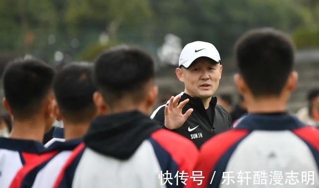 總教練|“中國太陽”來了！足球名將孫繼海成為重慶大學足球隊榮譽總教練