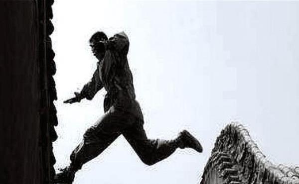 离散|70年前,一个小学生目睹燕子离散的结局,他到底怎么死的?