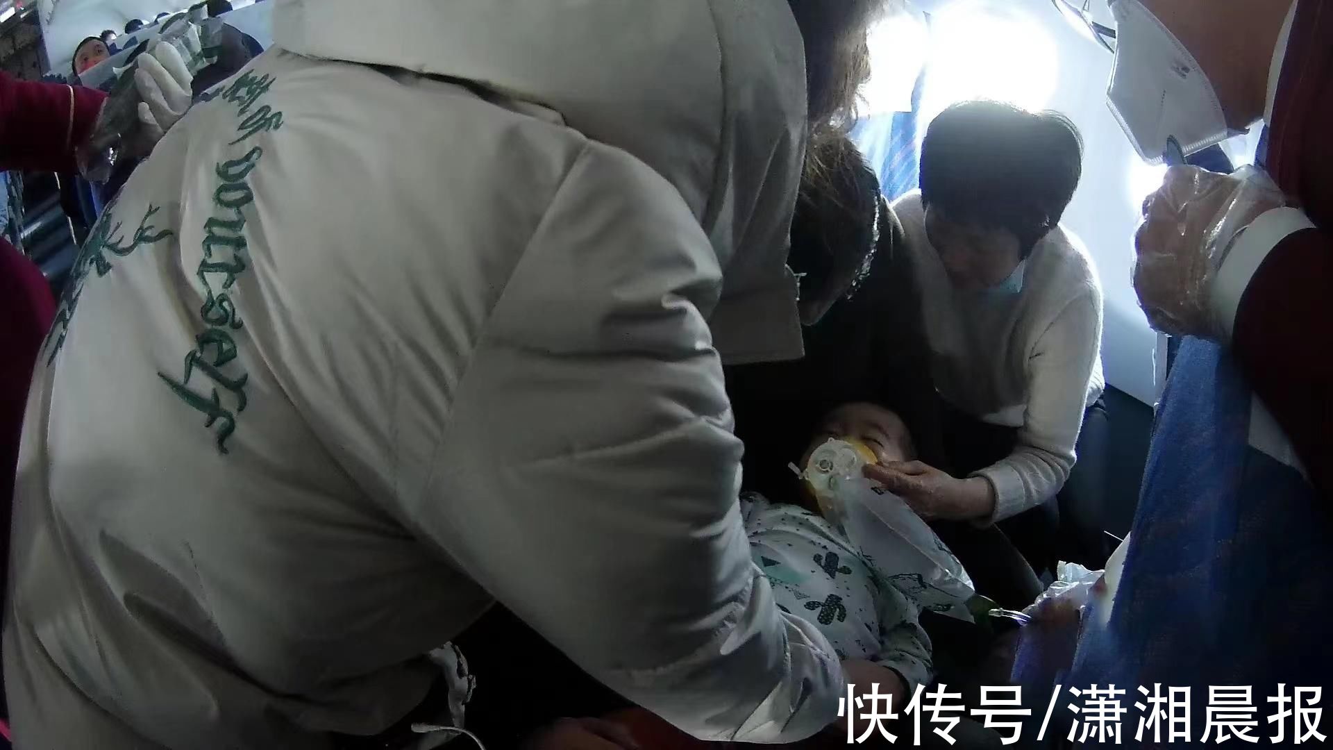 贺泽峰|飞机落地前婴儿突发抽搐，南航乘务员挺身而出