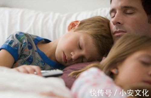 睡眠时间|睡前的3个“坏习惯”,会悄悄偷走孩子的身高,希望你家娃没有
