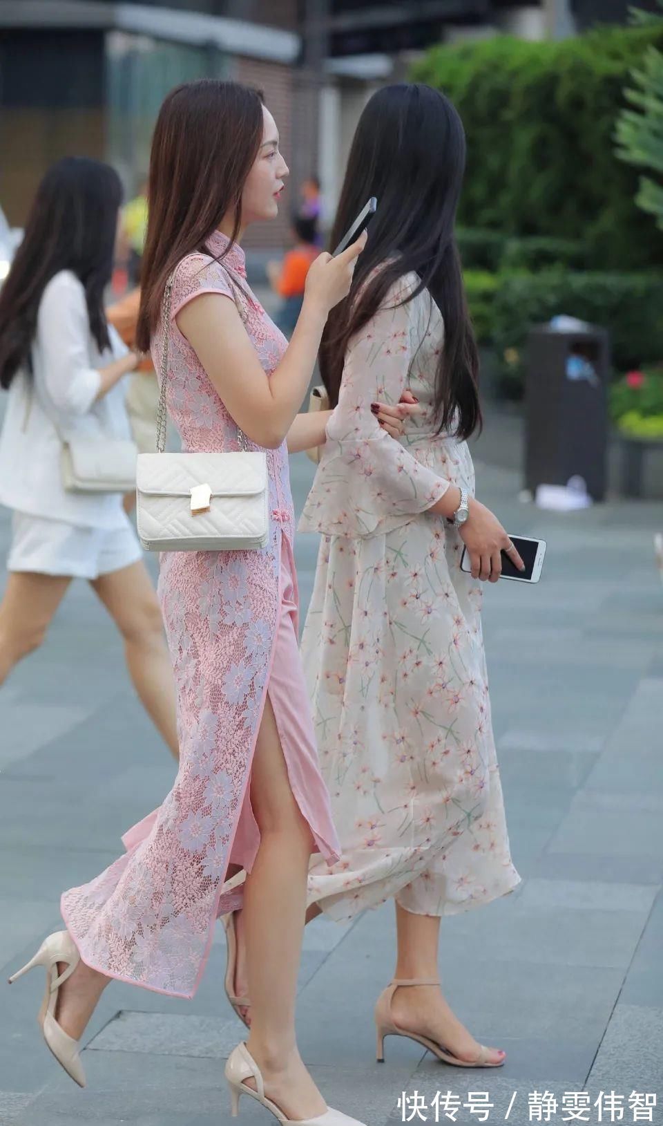 红色高跟鞋|两个闺蜜耍小心思,连衣裙搭配中分,忍不住多看几眼