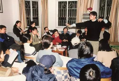 拼多多|中国电商黑马崛起,老板身价3200亿,反超马云让刘强东措手不及
