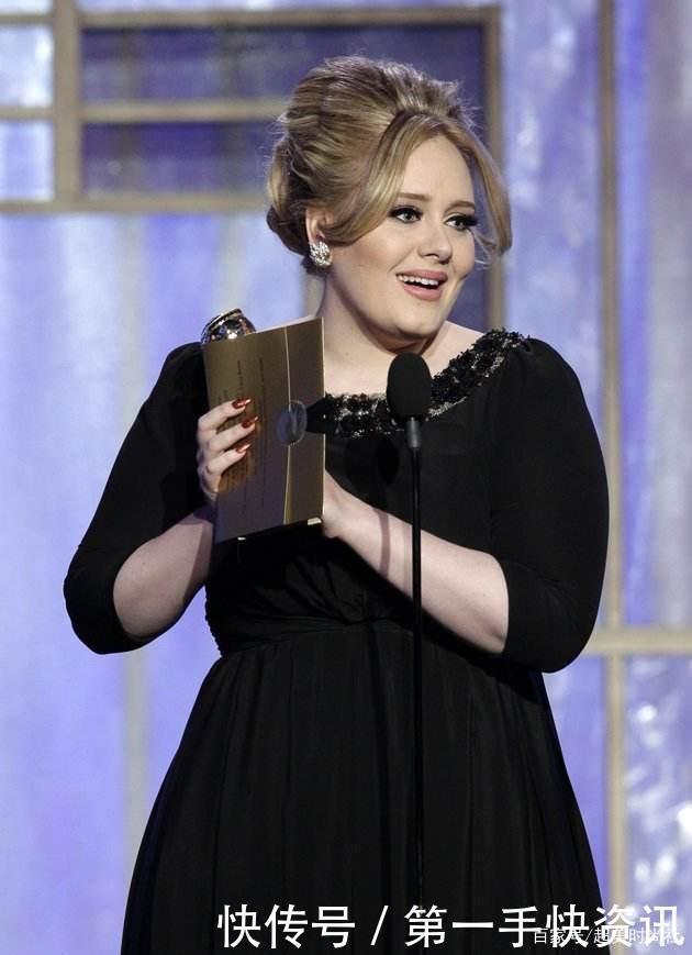 满头|阿黛尔穿绑带泳衣素颜上街,扎满头小辫扮嫩,却因穿错衣服被抨击