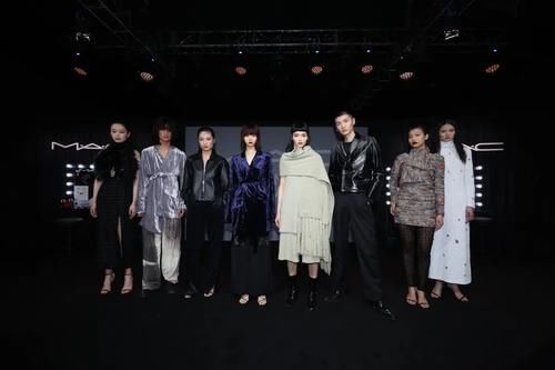 时装周后台的秘密:模特的高级感都是“妆”出来的?