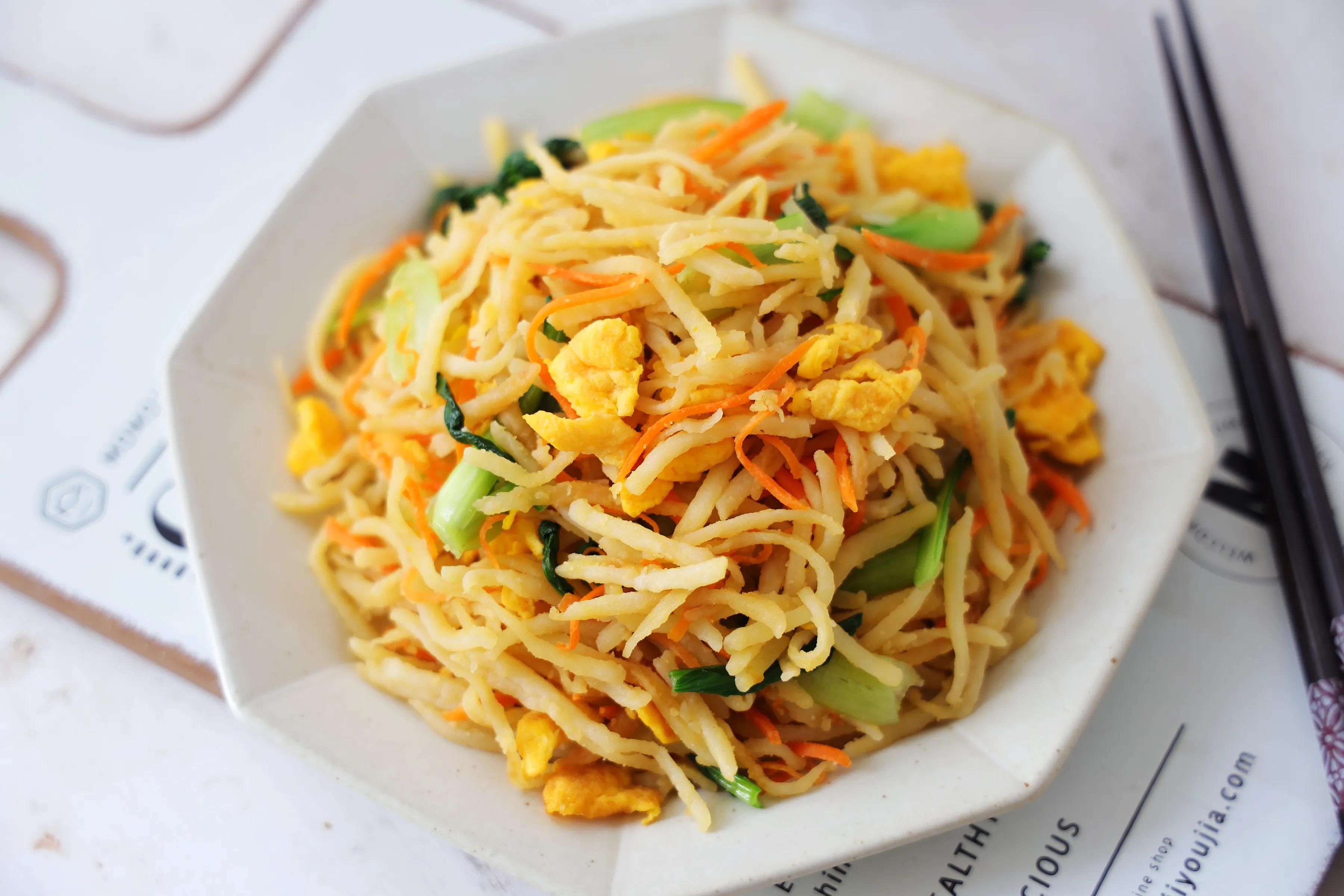 青菜|伏天，我家最爱的土豆吃法，炒一大锅，蔬菜主食都有，好吃又省事