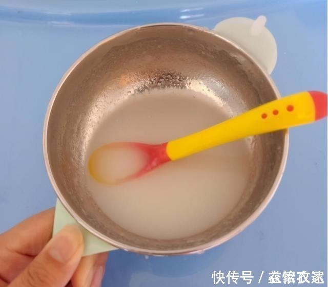小宝宝|给宝宝添加米粉有讲究,冲泡时的4个细节需注意,家长别大意了!
