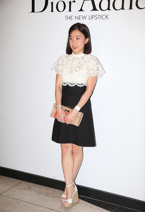 甘比|甘比这次穿对了,身穿一袭黑白色蕾丝拼接连衣裙亮相,优雅又大气