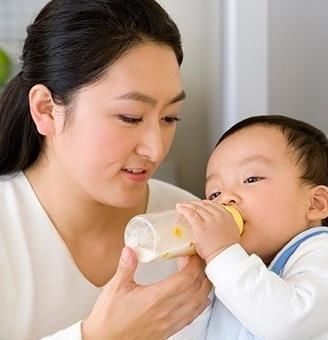 半夜醒来|监控实拍11个月的宝宝,晚上自己爬起来喝奶,网友天使宝宝