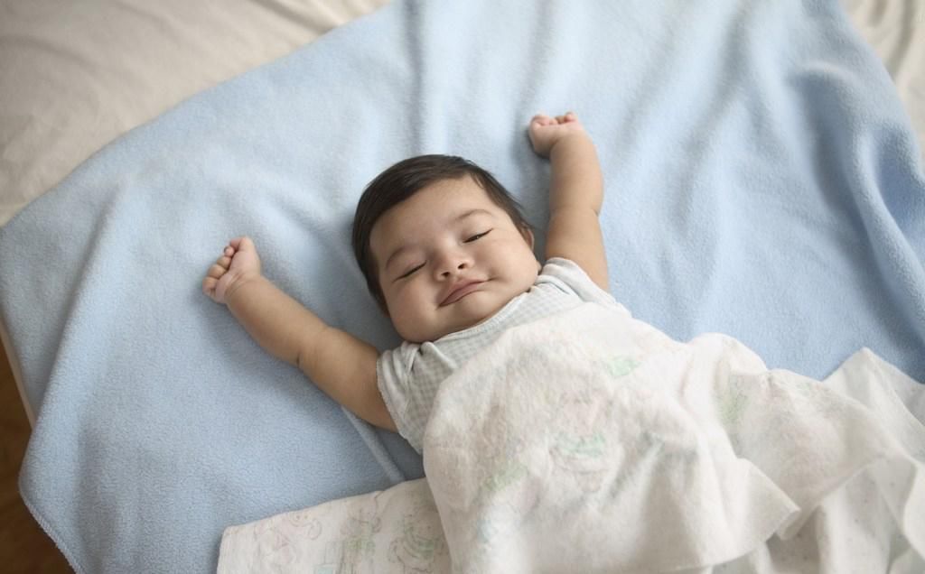 小动作|宝宝睡觉出现这些小动作,宝妈千万别大意