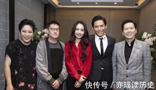 向佑|祖孙三代共用一张脸是什么样的体验?网友:遗传实在是太神奇了!
